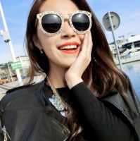戴墨镜的霸气女生头像