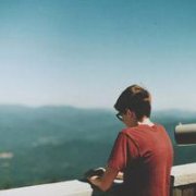 温柔暖男微信背影头像_温暖帅气的男生