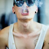 欧美颓废男生抽烟头像