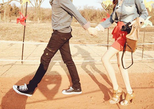 情侣十指紧扣牵手图片