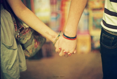 情侣十指紧扣牵手图片