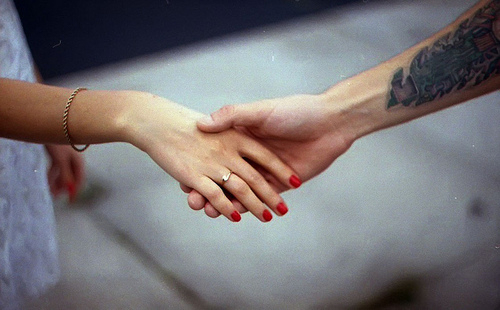 情侣十指紧扣牵手图片