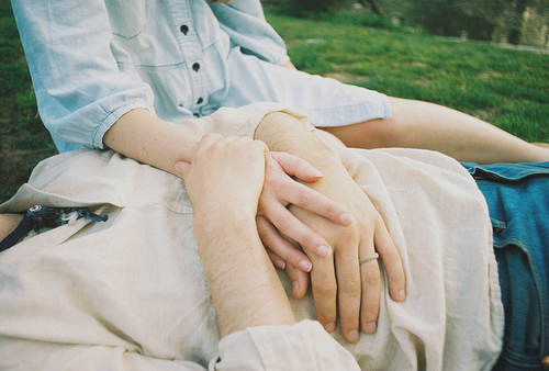 情侣十指紧扣牵手图片