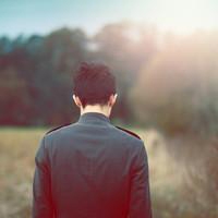 男生孤独背影头像