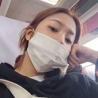 戴口罩的女生头像