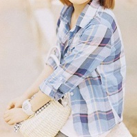 穿格子衬衣的女生头像