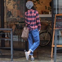 穿格子衬衣的女生头像