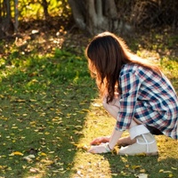 穿格子衬衣的女生头像