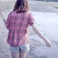 穿格子衬衣的女生头像