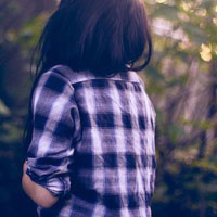 穿格子衬衣的女生头像