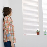 穿格子衬衣的女生头像