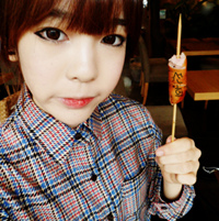 穿格子衬衣的女生头像