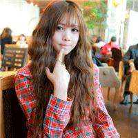 穿格子衬衣的女生头像
