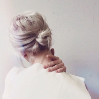 欧美头像女生丸子头