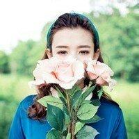 小清新捧花女生头像