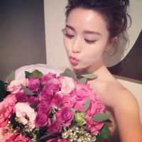 小清新捧花女生头像