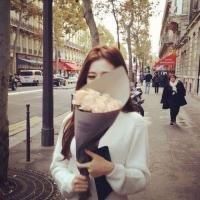小清新捧花女生头像