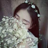 小清新捧花女生头像