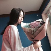 小清新捧花女生头像