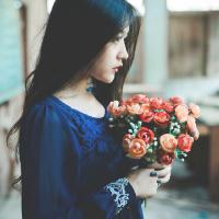 小清新捧花女生头像