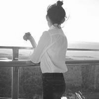 穿白衬衫的唯美女生头像