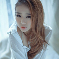 穿白衬衫的唯美女生头像