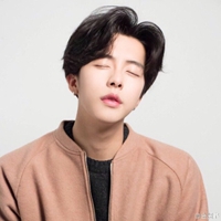 韩国中分男生头像