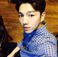 韩国中分男生头像
