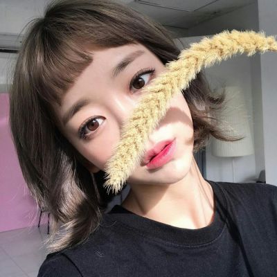 颓废情伤的短发女生头像