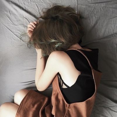 颓废情伤的短发女生头像