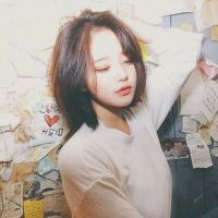 颓废情伤的短发女生头像