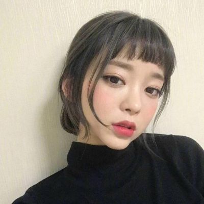 颓废情伤的短发女生头像