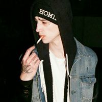 嘴里叼烟的男生头像