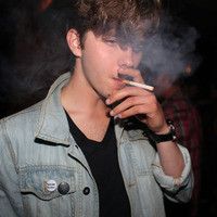 嘴里叼烟的男生头像