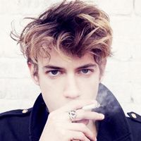 嘴里叼烟的男生头像