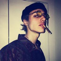 嘴里叼烟的男生头像