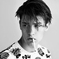 嘴里叼烟的男生头像