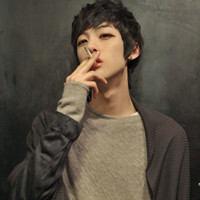 嘴里叼烟的男生头像