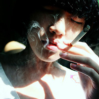 嘴里叼烟的男生头像