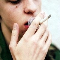 嘴里叼烟的男生头像