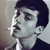 嘴里叼烟的男生头像