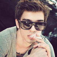 嘴里叼烟的男生头像