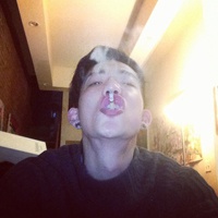 嘴里叼烟的男生头像