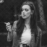 超拽女生叼烟黑白头像