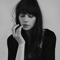 超拽女生叼烟黑白头像