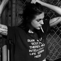 超拽女生叼烟黑白头像