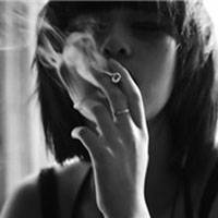 超拽女生叼烟黑白头像
