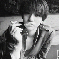 超拽女生叼烟黑白头像