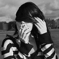 超拽女生叼烟黑白头像