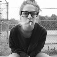 超拽女生叼烟黑白头像